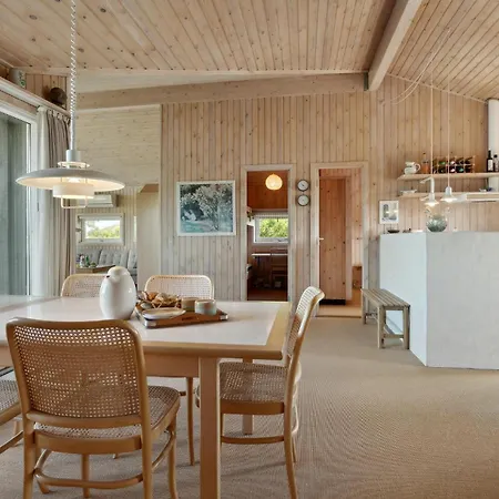 3 Bedroom Amazing In Holiday home